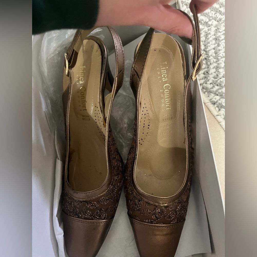 Linea Confort shoes made in Italy. Bronze lace heels for older women